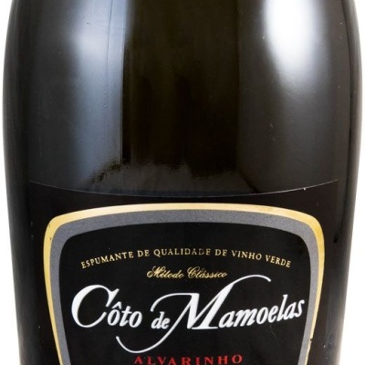 Garrafa escura de espumante Côto de Mamoelas com rótulo preto e dourado