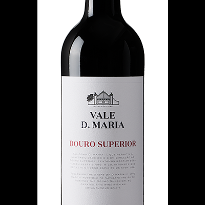 Garrafa de vinho tinto Vale D. Maria Douro Superior 2017 com rótulo branco e tampa preta
