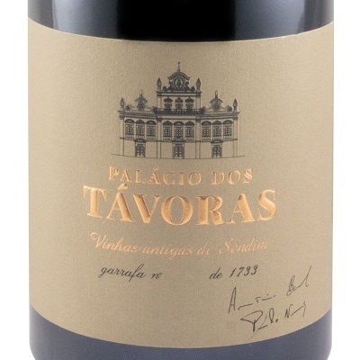 Etiqueta de vinho Palácio dos Távoras em tons bege e dourado