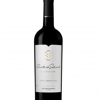 Garrafa de vinho tinto Quinta do Salomão 2015 com rótulo branco e texto dourado