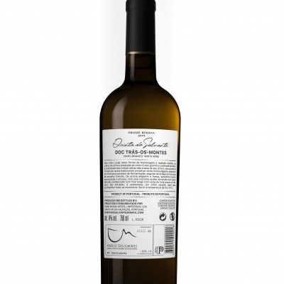garrafa de vinho branco com rótulo branco e texto preto