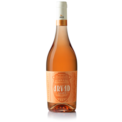 Garrafa de vinho rosé ARVAD Algarve com rótulo cor de pêssego e tampa branca.