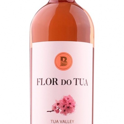 Garrafa de vinho rosé Flor do Tua com rótulo branco e rosa e ilustração de flor