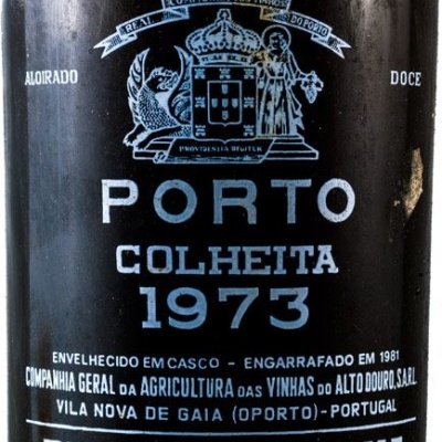 Garrafa de vinho do Porto Colheita 1973 com etiqueta preta e texto branco