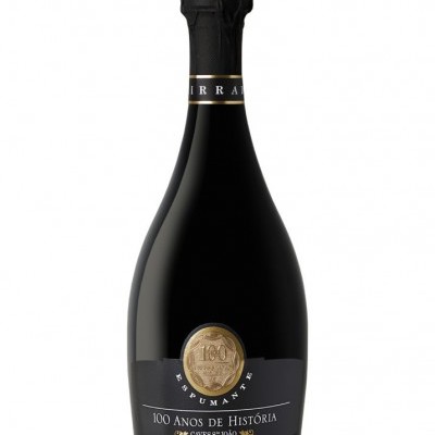 Garrafa preta de espumante com rótulo preto e dourado '100 ANOS DE HISTÓRIA'