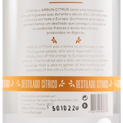 Etiqueta de garrafa de destilado cítrico com texto em português e inglês e faixa laranja com texto