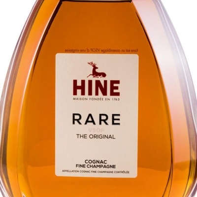 Garrafa de conhaque HINE RARE VSOP com rótulo branco e líquido âmbar