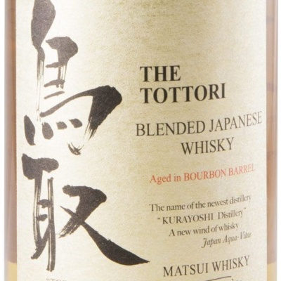 Garrafa de whisky japonês THE TOTTORI com rótulo branco e texto preto e vermelho