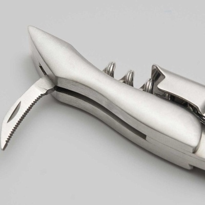 Abridor de garrafas multifunções em metal prateado com lâmina serrilhada e saca-rolhas