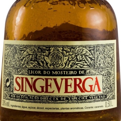 Garrafa de licor Singeverga com etiqueta detalhada