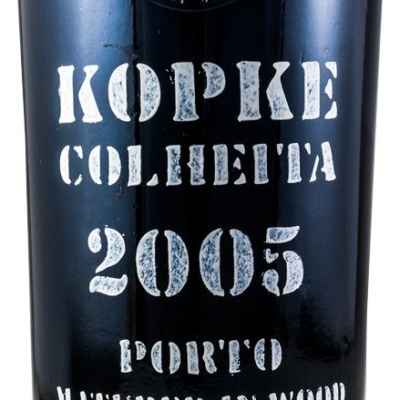 Garrafa preta de vinho do Porto KOPKE COLHEITA 2005 com texto em branco e selo em relevo