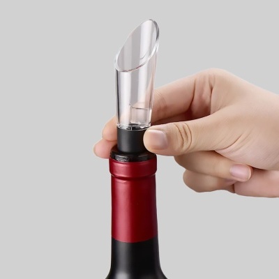 Aerador de vinho transparente em garrafa com cápsula vermelha