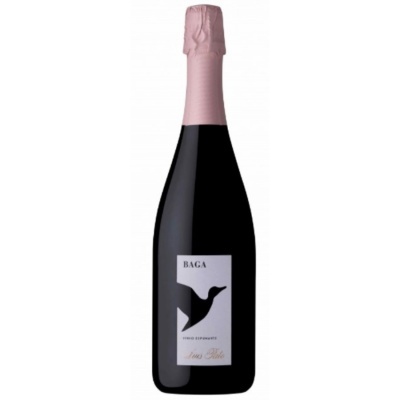Garrafa de vinho espumante BAGA com rótulo branco e cápsula rosa