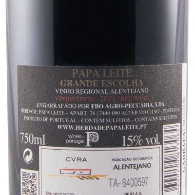 Rótulo de vinho tinto Papa Leite Grande Escolha 2011 de 750ml, indicação geográfica Alentejano, com texto em preto e dourado.