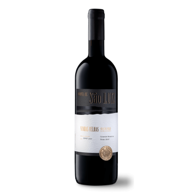 Garrafa de vinho tinto com rótulo preto e branco e texto legível