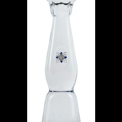 Garrafa de vidro transparente com tampa prateada e detalhe floral azul