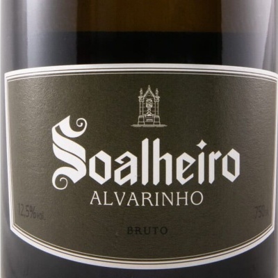 Rótulo de vinho Soalheiro Alvarinho com texto branco em fundo cinza escuro