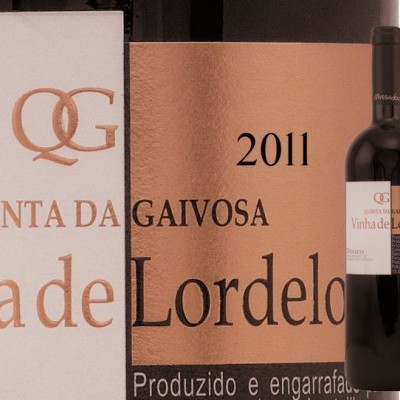 Garrafa de vinho Quinta da Gaivosa 2011 com rótulo bronze e preto e embalagem branca