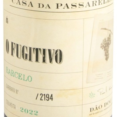 Etiqueta de garrafa de vinho com texto e imagem de cachos de uvas