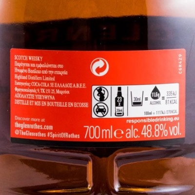 Rótulo vermelho de garrafa de whisky escocês com informações em grego e francês