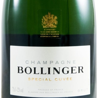 Garrafas de champanhe Bollinger Special Cuvée com rótulo branco e texto preto e dourado