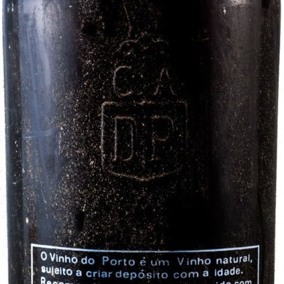 Garrafa de Vinho do Porto com rótulo informativo em português.
