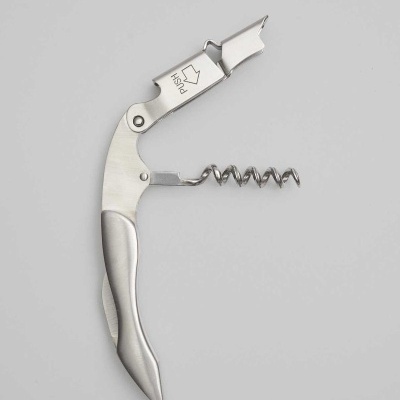 Abridor de garrafas e saca-rolhas metálico prateado com a palavra 'PUSH'