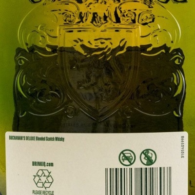 Etiqueta traseira de garrafa de whisky Buchanan's Deluxe com código de barras e símbolos de reciclagem