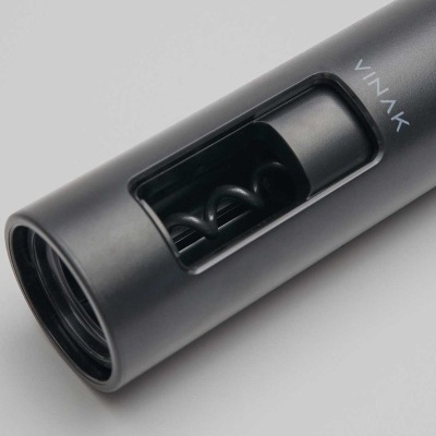 Abridor de vinhos elétrico preto com janela mostrando espiral interna, marca VIVAK