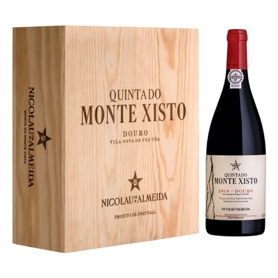 Garrafa de vinho tinto com caixa de madeira clara com texto de marca Quinta do Monte Xisto