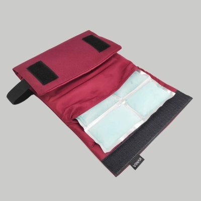 Sacola vermelha com velcro preta com dois pacotes gelados brancos e azuis