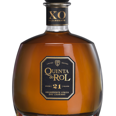 Garrafa de aguardente Quinta do Rol 21 anos com rótulo preto e letras douradas