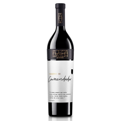 Garrafa de vinho tinto com rótulo branco e detalhes em preto e dourado