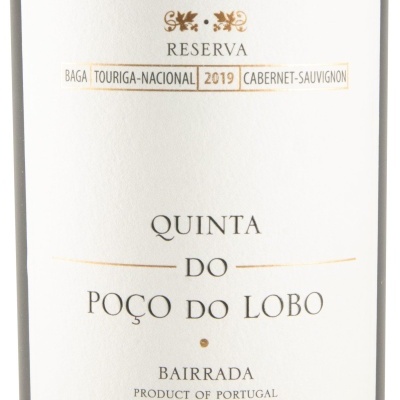 Etiqueta de vinho branco com texto preto e dourado