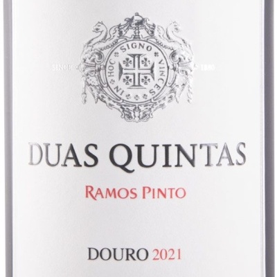Rótulo de vinho branco com texto preto e vermelho e brasão detalhado