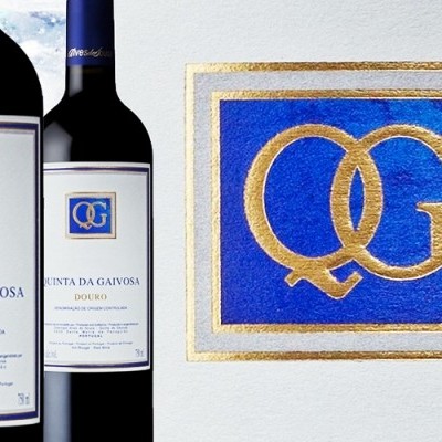 Duas garrafas de vinho Quinta da Gaivosa Douro e logotipo QG azul e dourado