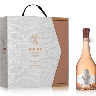 Garrafa de vinho rosé KOPKE e caixa de presente branca e rosa com padrão de folhas