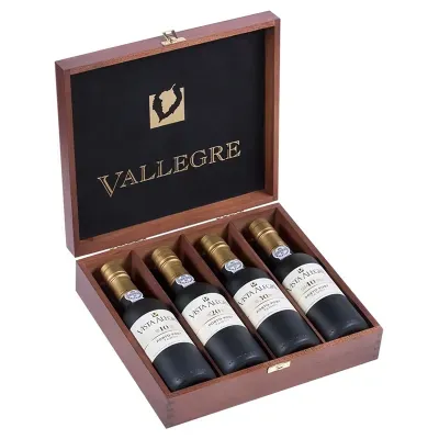 Estojo de madeira com quatro garrafas pequenas de vinho do Porto Vista Alegre