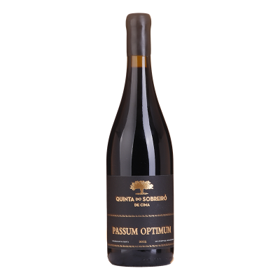 Garrafa de vinho tinto com rótulo preto e texto dourado