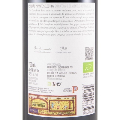 Etiqueta traseira de garrafa de vinho tinto biológico Esporão Private Selection com texto e selo.