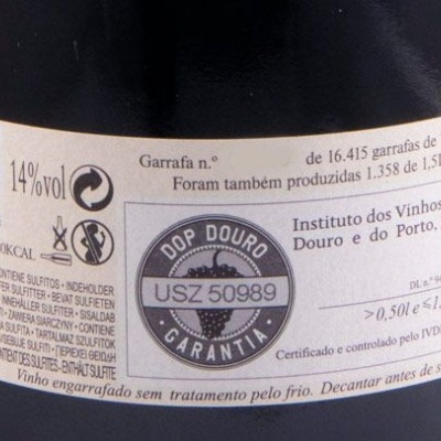 Rótulo de vinho com selo DOP Douro e informações de produção e certificação.