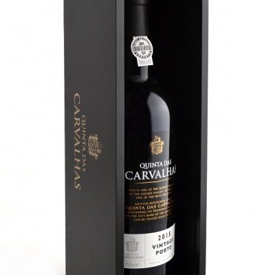 Garrafa de vinho tinto Quinta das Carvalhas embalado em caixa de madeira preta