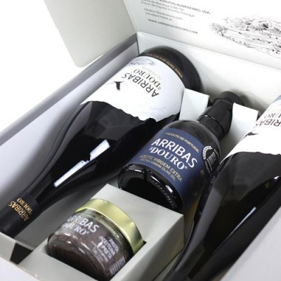 Conjunto de vinho, azeite e conservas com rótulos ARRIBAS DOURO em caixa de presente