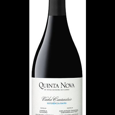 Garrafa de vinho tinto Quinta Nova com rótulo branco e texto preto