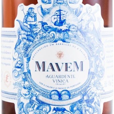 Frasco de aguardente MAVEM com rótulo azul e branco detalhado