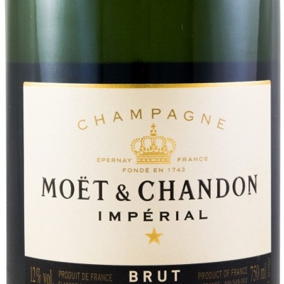 Garrafa de champanhe Moët & Chandon Impérial com rótulo branco e detalhes dourados