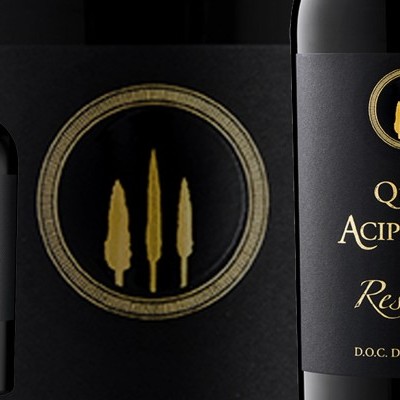 Garrafa de vinho tinto com rótulo preto e dourado, nome Quinta dos Aciprestes Reserva D.O.C. Douro 2013
