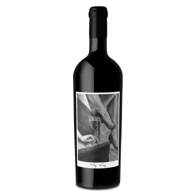 Garrafa de vinho com rótulo preto e branco com imagem artística e pernas femininas