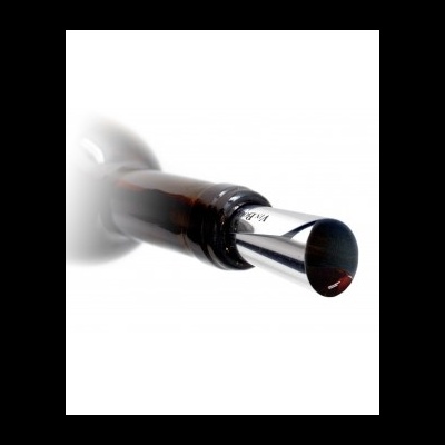 Tampão de garrafa metálico numa garrafa de vidro castanho