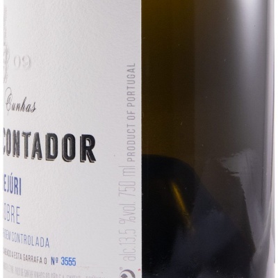 Garrafa de vinho com rótulo branco e texto em preto e azul